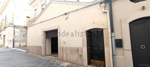 locale commerciale in vendita a Foggia in zona Centro Città
