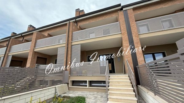 casa indipendente in vendita a Foggia in zona Candelaro