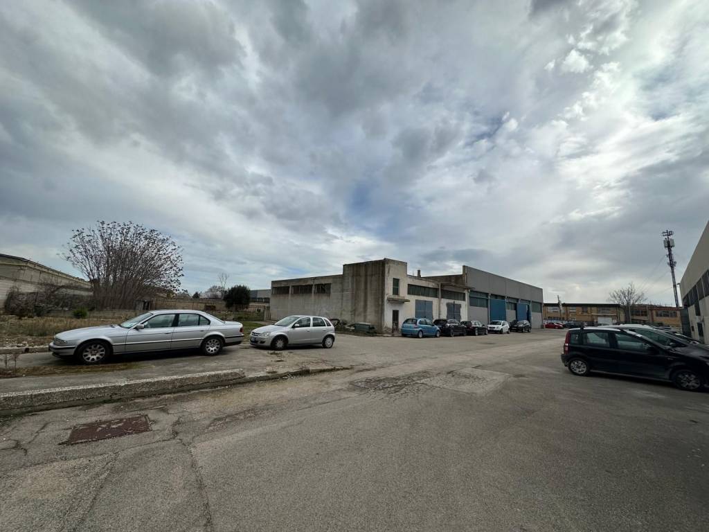 locale commerciale in vendita a Foggia in zona Villaggio Artigiani