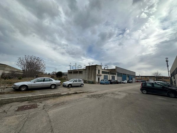locale di sgombero in vendita a Foggia in zona Villaggio Artigiani