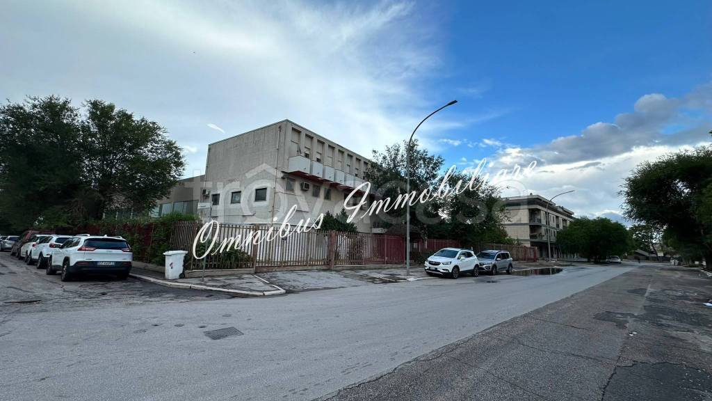 locale commerciale in vendita a Foggia in zona Villaggio Artigiani