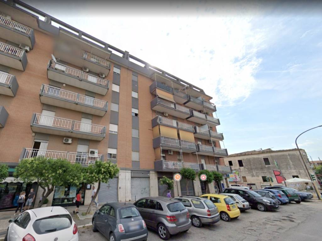 negozio in vendita a Foggia in zona Candelaro