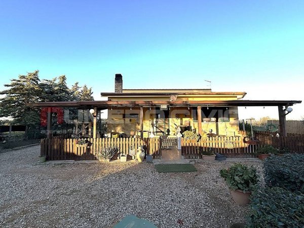 casa indipendente in vendita a Foggia in zona Camporeale