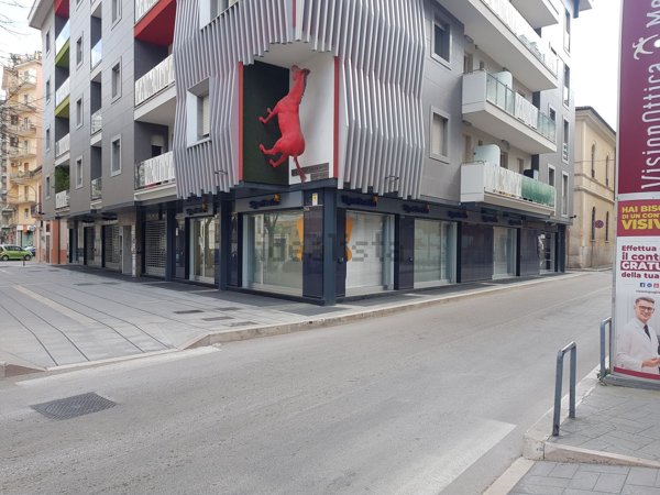 locale commerciale in vendita a Foggia in zona Centro Città