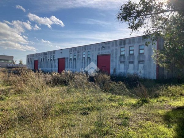 locale commerciale in vendita a Foggia in zona Candelaro