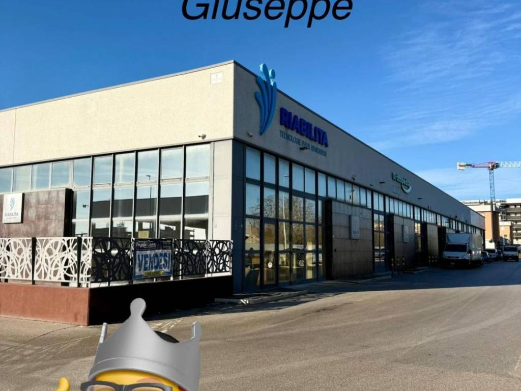 locale commerciale in vendita a Foggia in zona Fiera