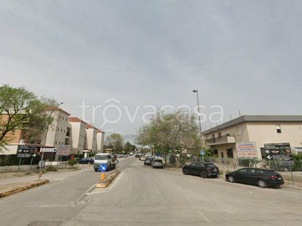 negozio in vendita a Foggia in zona Villaggio Artigiani