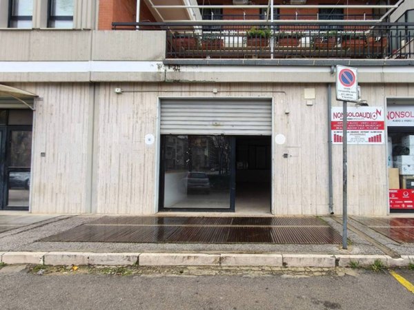 negozio in vendita a Foggia in zona Candelaro