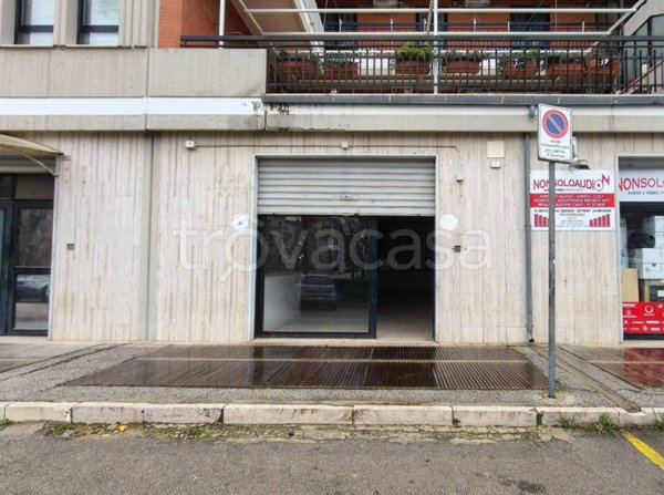 negozio in vendita a Foggia in zona Candelaro