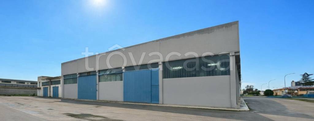 locale commerciale in vendita a Foggia in zona Villaggio Artigiani