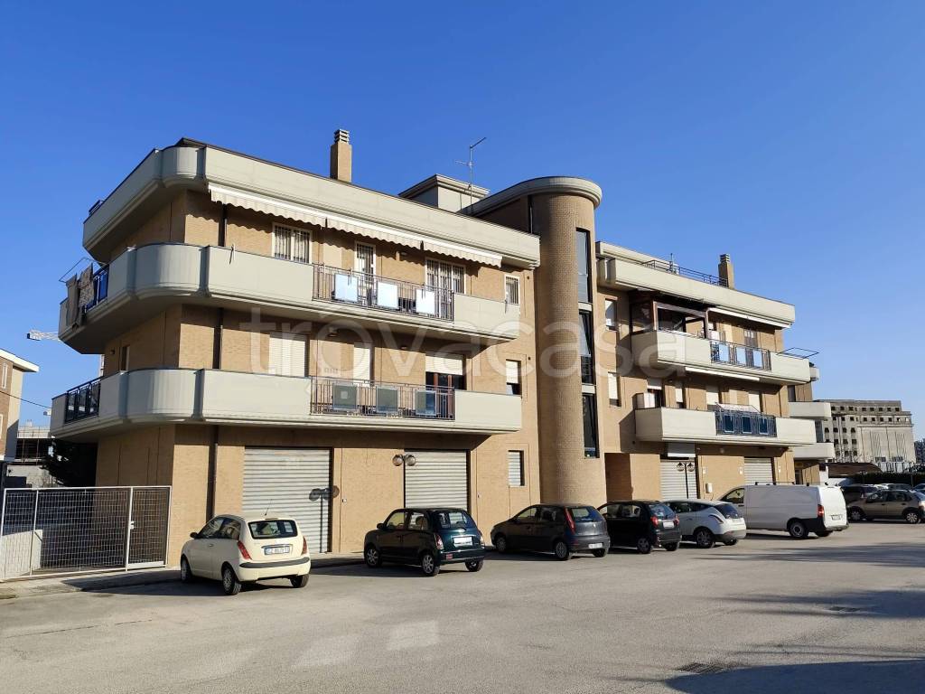 negozio in vendita a Foggia in zona Villaggio Artigiani