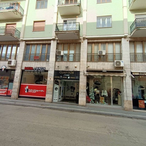locale commerciale in vendita a Foggia in zona Centro Città