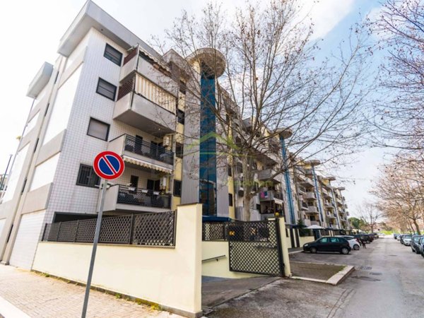 ufficio in vendita a Foggia in zona Macchia Gialla