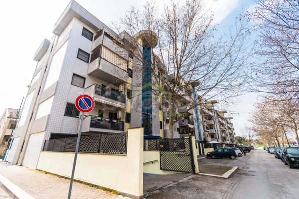 ufficio in vendita a Foggia in zona Macchia Gialla