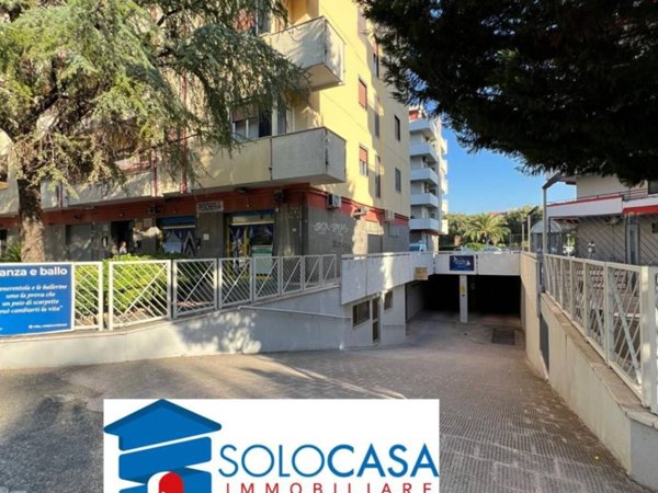 locale commerciale in vendita a Foggia in zona Macchia Gialla