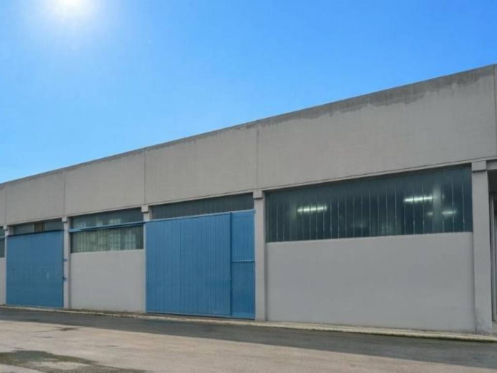 locale commerciale in vendita a Foggia in zona Villaggio Artigiani