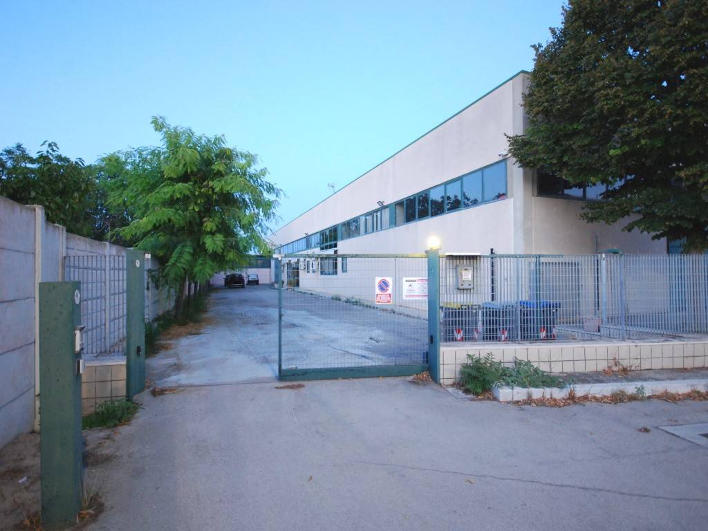 negozio in vendita a Foggia in zona Villaggio Artigiani