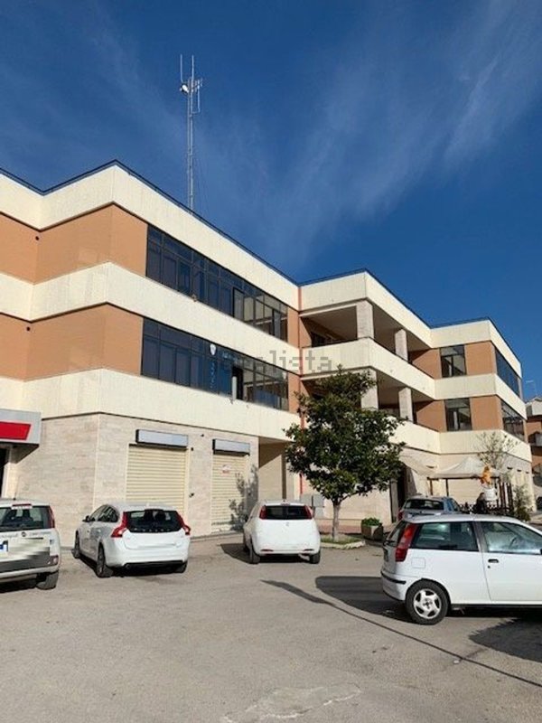 ufficio in vendita a Foggia in zona Villaggio Artigiani
