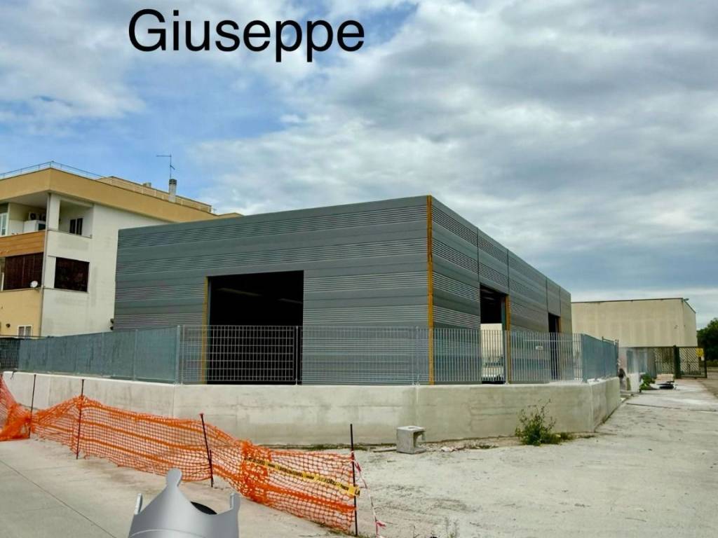 locale commerciale in vendita a Foggia in zona Villaggio Artigiani