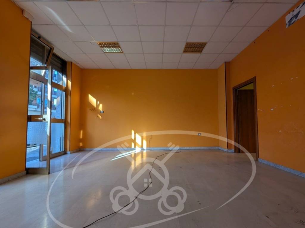 negozio in vendita a Foggia in zona Candelaro