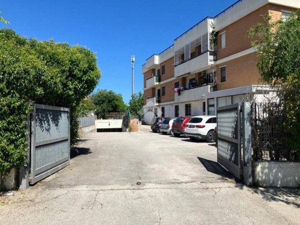 locale commerciale in vendita a Foggia in zona Villaggio Artigiani
