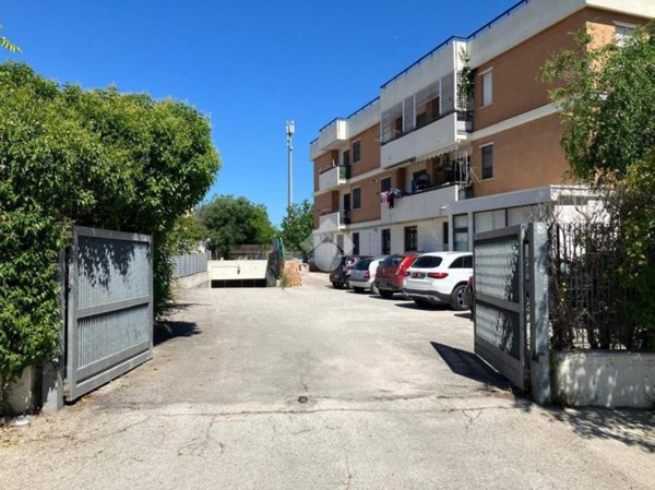 locale commerciale in vendita a Foggia in zona Villaggio Artigiani