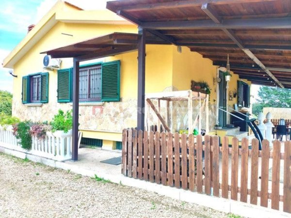 casa indipendente in vendita a Foggia in zona Camporeale
