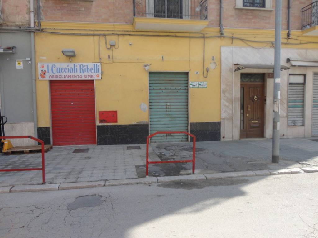 negozio in vendita a Foggia in zona Centro Città