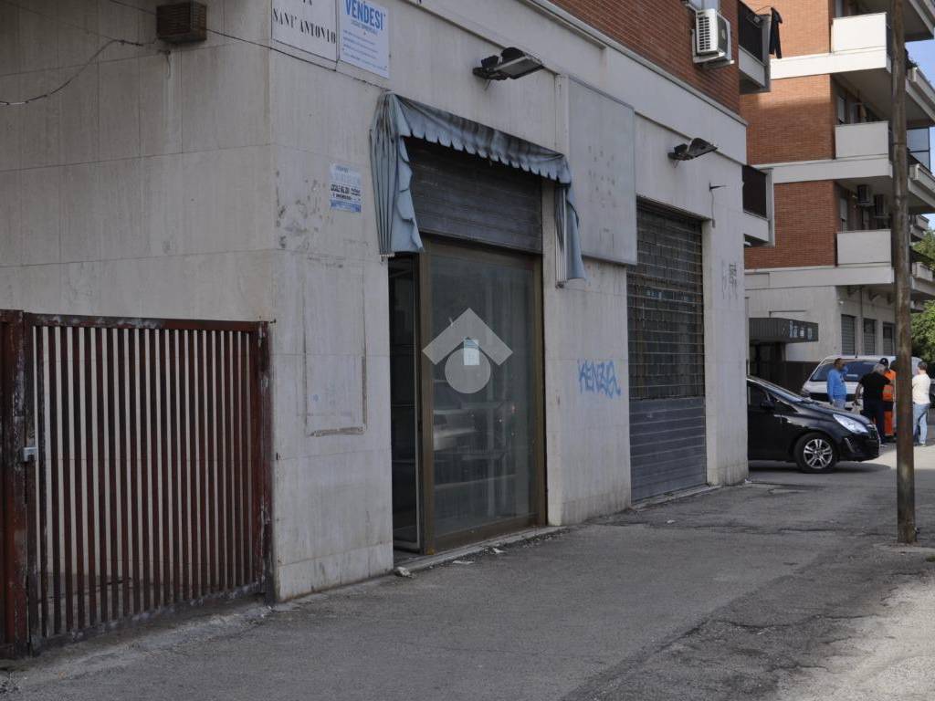 negozio in vendita a Foggia in zona Candelaro