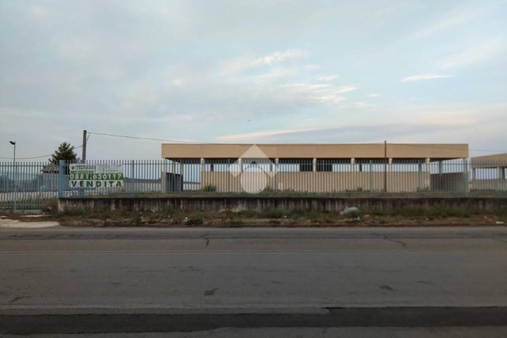 locale commerciale in vendita a Foggia in zona Tavernola