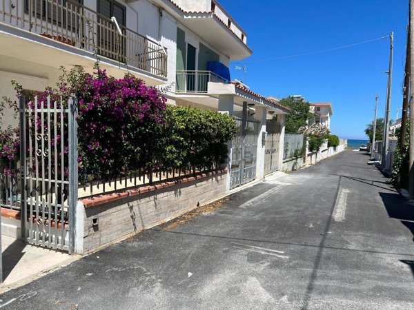 appartamento in vendita ad Ischitella in zona Foce Varano