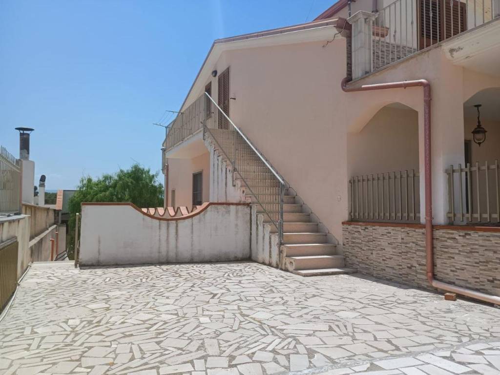 casa indipendente in vendita ad Ischitella in zona Foce Varano