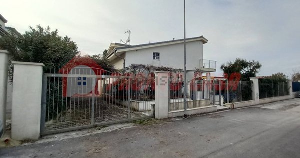 casa indipendente in vendita ad Ischitella in zona Foce Varano