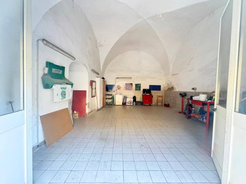 locale commerciale in vendita a Lucera