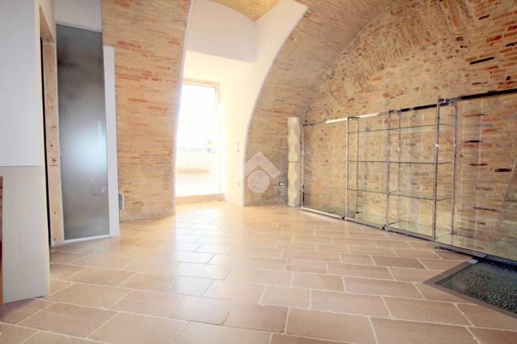 negozio in vendita a Lucera