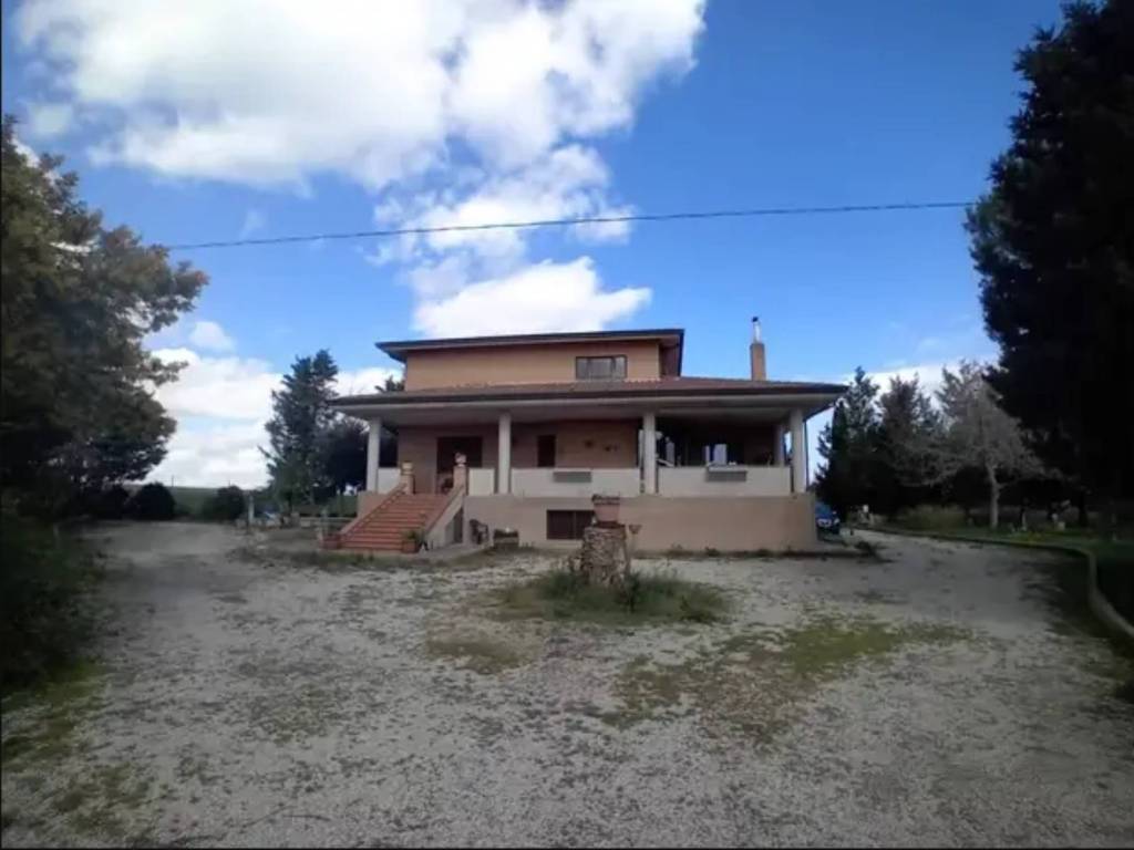casa indipendente in vendita a Lucera