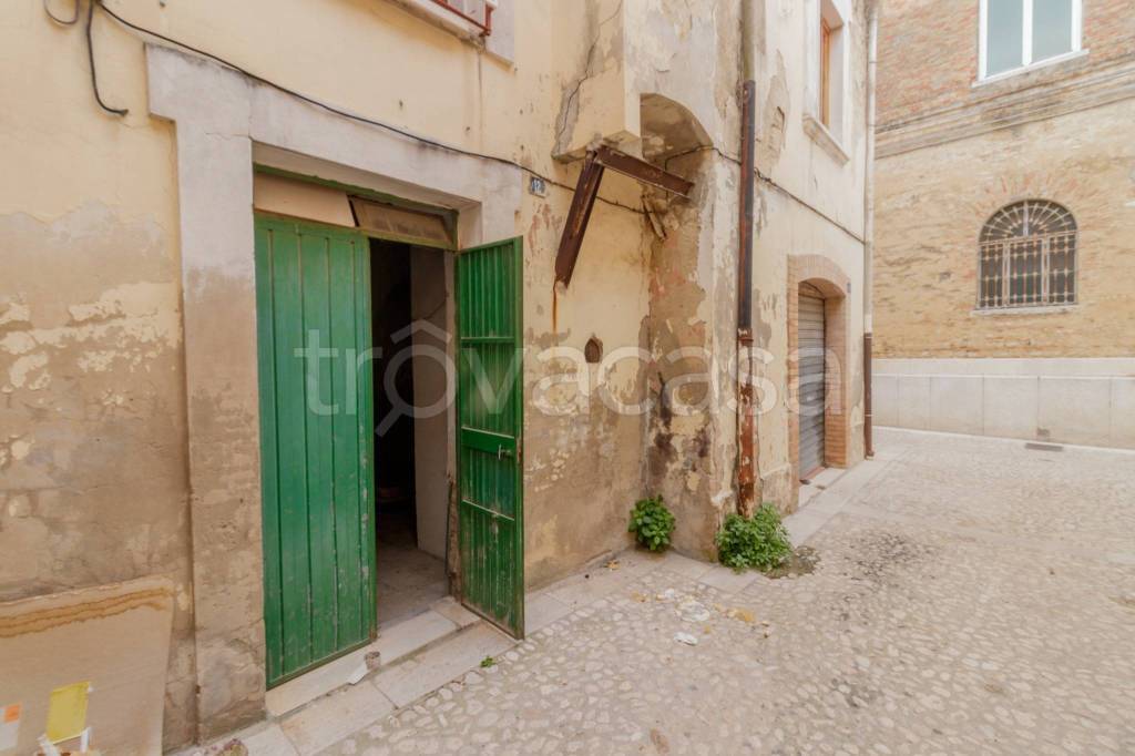 locale commerciale in vendita a Lucera