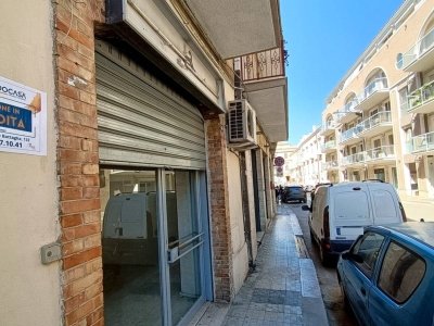 locale commerciale in vendita a Lucera