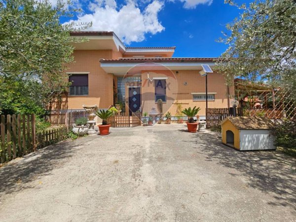 casa indipendente in vendita a Lucera