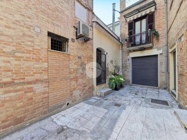 locale commerciale in vendita a Lucera