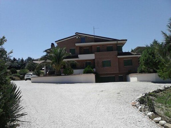 casa indipendente in vendita a Lucera