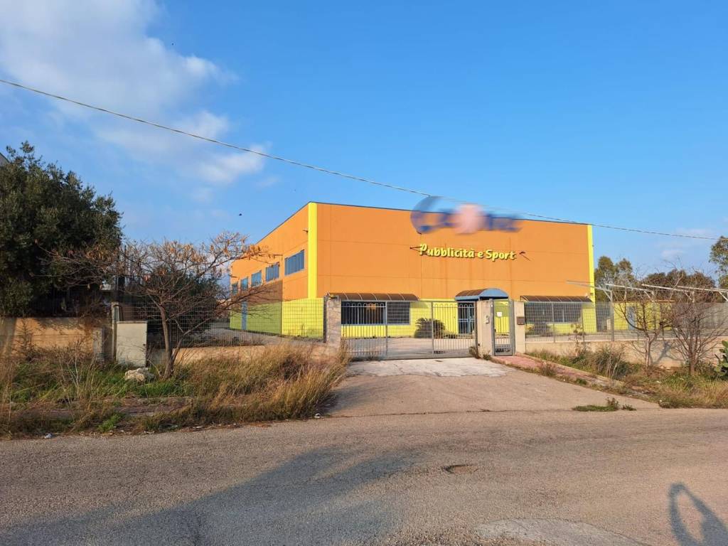 locale commerciale in vendita a Manfredonia