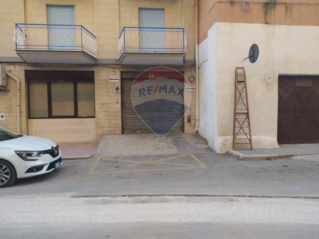 locale commerciale in vendita a Manfredonia in zona Centro Storico