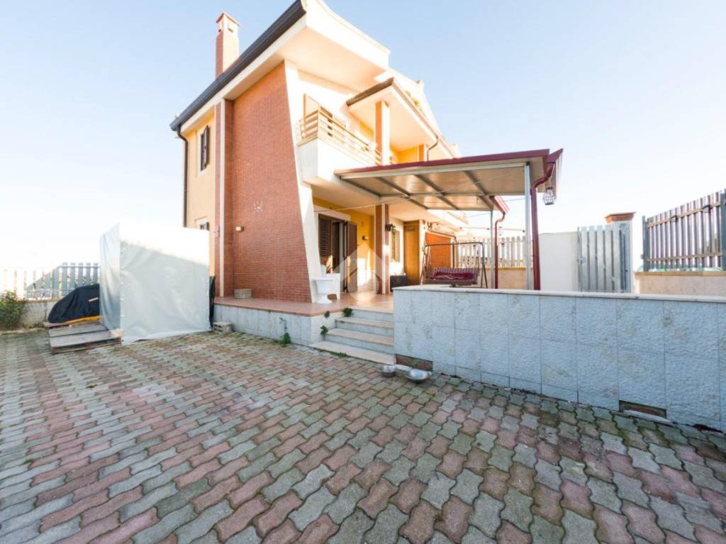 casa indipendente in vendita a Manfredonia in zona San Salvatore