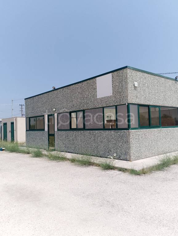 locale commerciale in vendita a Manfredonia