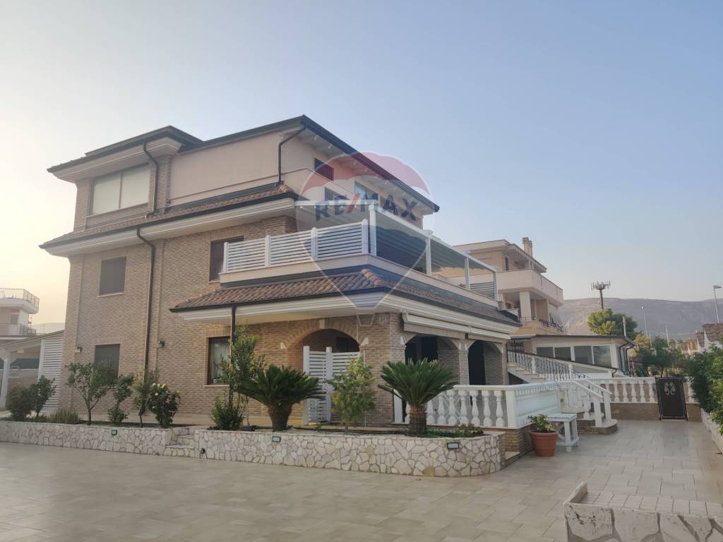 casa indipendente in vendita a Manfredonia