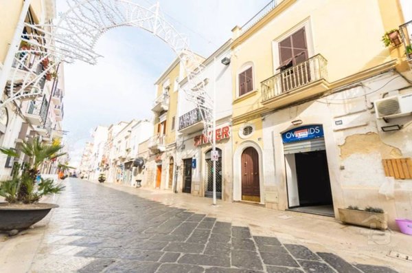 negozio in vendita a Manfredonia in zona Centro Storico