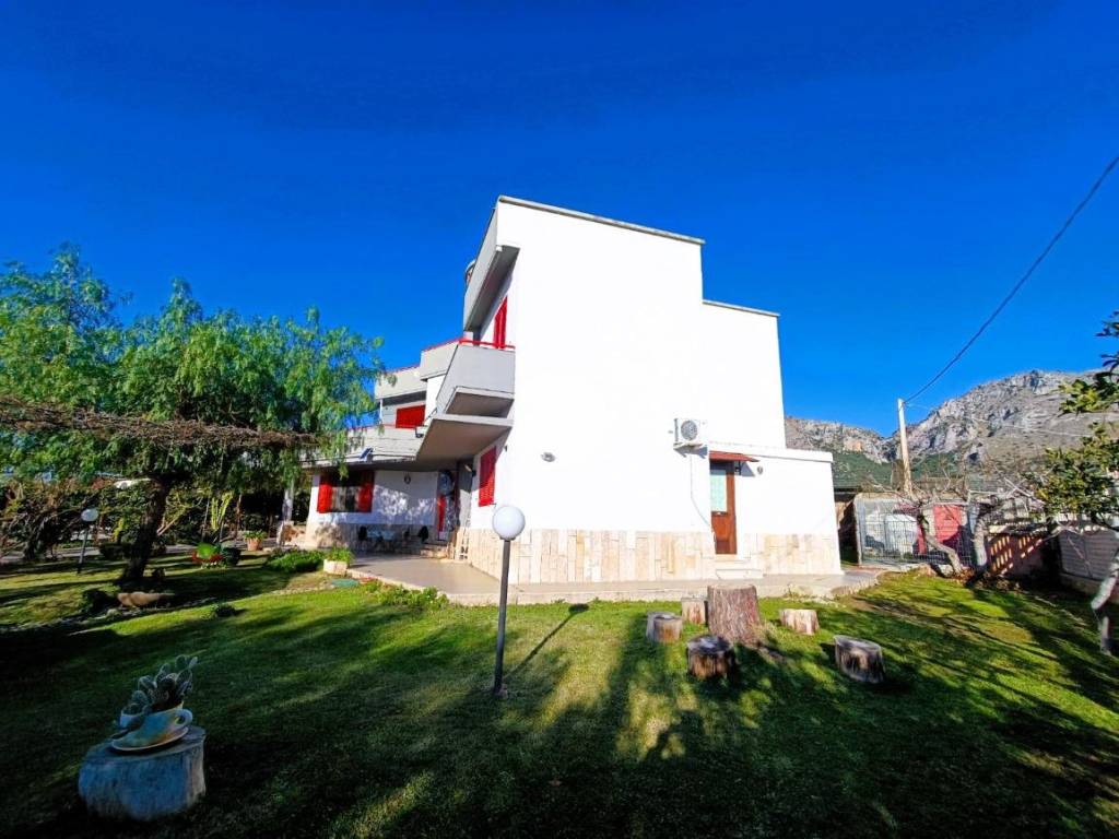 casa indipendente in vendita a Manfredonia in zona Centro Storico