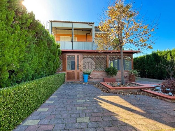 casa indipendente in vendita a Manfredonia in zona Sciali