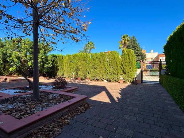 casa indipendente in vendita a Manfredonia in zona Sciali